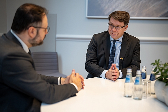 Kaspars Briškens tiekas ar Zviedrijas vēstnieku