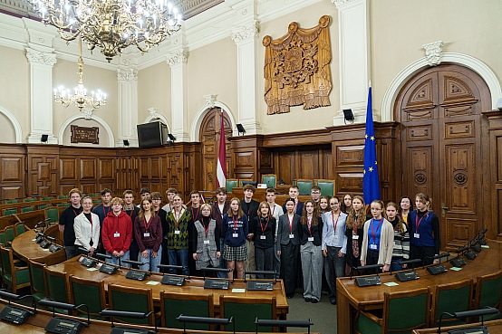 Rīgas Valsts 1. ģimnāzijas skolēni apmeklē Saeimu skolu programmas "Iepazīsti Saeimu" ietvaros