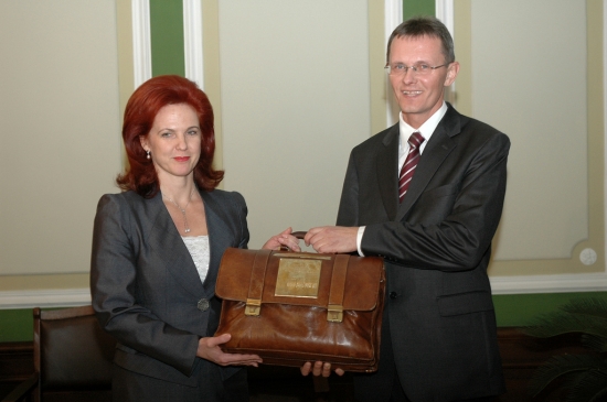 2011.gada valsts budžeta projekta iesniegšana Saeimā