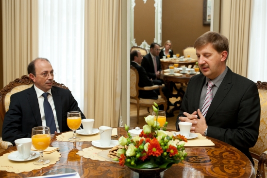 Andrejs Klementjevs tiekas ar Armēnijas vēstnieku