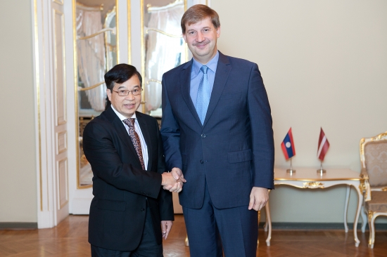 Andrejs Klementjevs tiekas ar Laosas vēstnieku