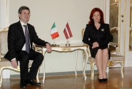 Solvita Āboltiņa ar Itālijas vēstnieku pārrunā sadarbību Eiropas Savienībā