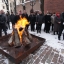 Pie Saeimas nama iededz barikāžu laika piemiņas ugunskuru