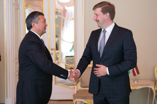 Andrejs Klementjevs tiekas ar Kazahstānas vēstnieku