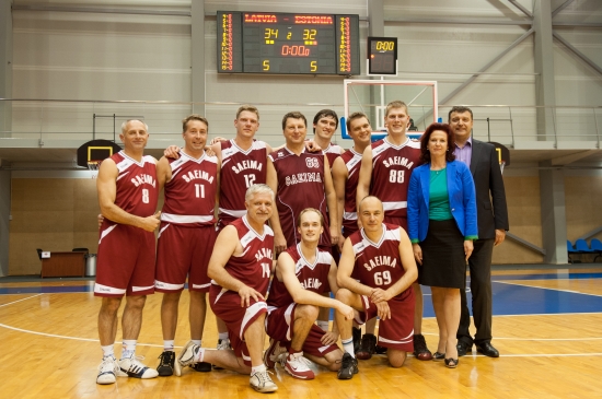 Baltijas valstu parlamentārieši Liepājā mērojas spēkā basketbolā