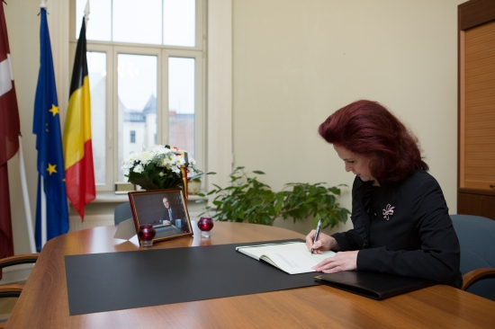 Saeimas priekšsēdētāja Beļģijas vēstniecībā parakstās līdzjūtības grāmatā