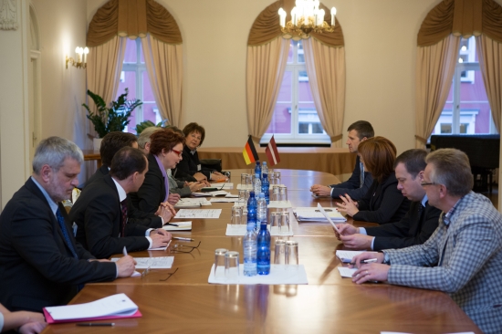 Saeimas deputāti tiekas ar Vācijas Lejassaksijas federālās zemes Ekonomikas, nodarbinātības un satiksmes ministrijas delegāciju