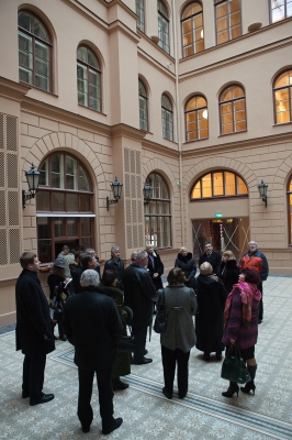 Saeimas deputāti apmeklē topošo Ārzemju mākslas muzeju