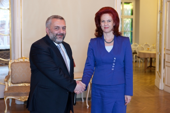 Solvita Āboltiņa tikas ar Gruzijas Centrālās vēlēšanu komisijas priekšsēdētāju
