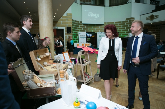 Saeimas priekšsēdētāja atklāj Junior Achievement – Young Enterprise Latvija rīkoto pasākumu „Jauno uzņēmēju diena 2014”