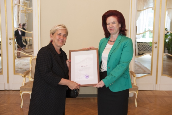 Saeimas priekšsēdētāja pasniedz Prezidija atzinības rakstu Latvijas vēstniecei Gruzijā