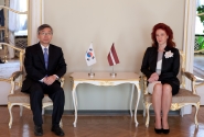 Solvita Āboltiņa tiekas ar Dienvidkorejas vēstnieku