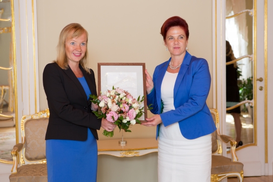 Solvita Āboltiņa pasniedz Atzinības rakstu Latvijas vēstniecei Eiropas Padomē