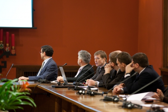 Saeimas deputāti diskutē par elektroenerģijas tarifiem