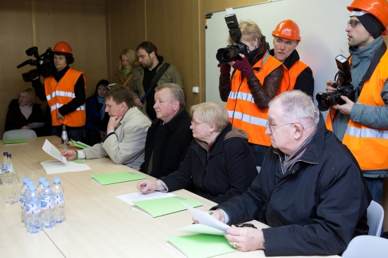 Saeimas deputāti apmeklē Latvijas Nacionālās bibliotēkas būvlaukumu