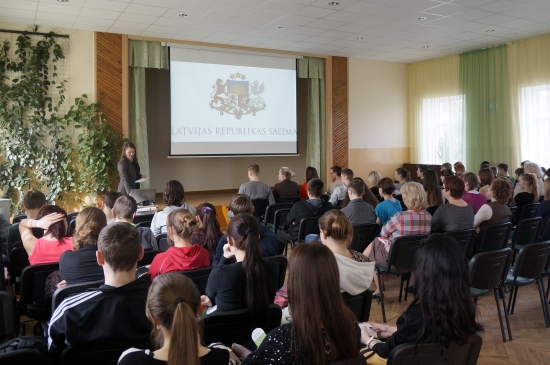 Saeimas pārstāvji viesojās Viļānu vidusskolā skolu programmas "Iepazīsti Saeimu" ietvaros