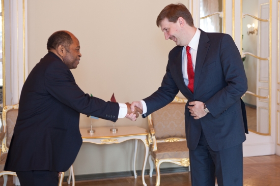 Andrejs Klementjevs tiekas ar Tanzānijas vēstnieku