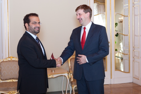 Andrejs Klementjevs tiekas ar Kataras vēstnieku