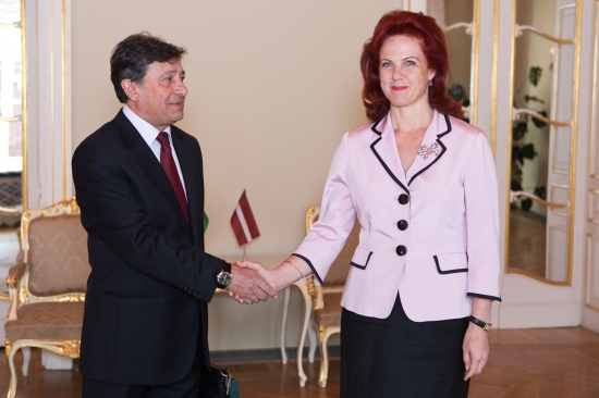 Solvita Āboltiņa tiekas ar Uzbekistānas vēstnieku