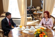 Solvita Āboltiņa ar Uzbekistānas vēstnieku pārrunā abu valstu ekonomiskās sadarbības veicināšanas iespējas