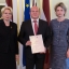 Saeimas priekšsēdētāja pasniedz pateicības rakstus uzņēmējiem un diplomātiem - Latvijas prezidentūras ES Padomē atbalstītājiem