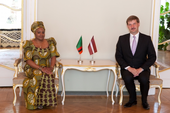 Andrejs Klementjevs tiekas ar Zambijas Republikas vēstnieci