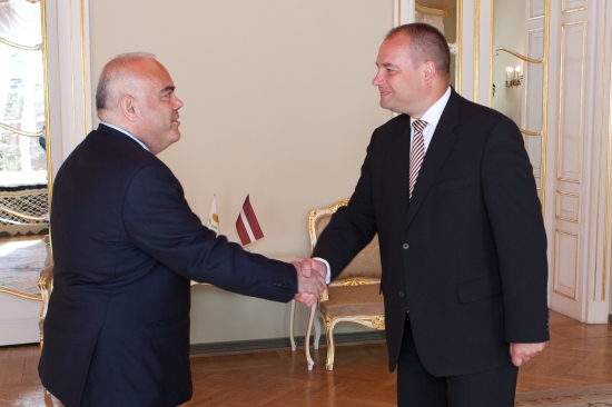 Saeimas priekšsēdētājas biedrs Gundars Daudze tiekas ar Kipras vēstnieku
