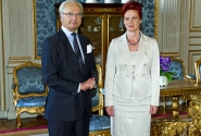 Solvita Āboltiņa ar Zviedrijas karali pārrunā Latvijas 20 neatkarības gados sasniegto 