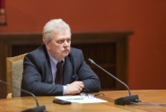 Deputāti nolemj neizskatīt Rīgas namu pārvaldniekā atklātos pārkāpumus bez Rīgas domes augstāko amatpersonu klātbūtnes