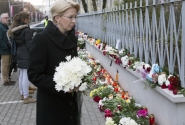 Ambassade de France en Lettonie: Mme Ināra Mūrniece, Présidente de la Saeima, rend hommage aux victimes des attentats terroristes survenus à Paris 