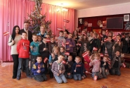 Les enfants ukrainiens sont ravis de recevoir des cadeaux préparés par des députés et des employés de la Saeima 