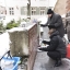 Mākslinieki pie Saeimas nama atjauno vēsturiskos zīmējumus uz barikāžu laika betona blokiem