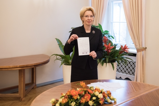 Saeimas Prezidijs izlozē piecus Ēnu dienas Saeimā erudīcijas konkursa uzvarētājus