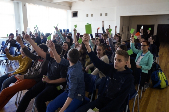 Saeimas pārstāvji viesojās Rīgas Ziemeļvalstu ģimnāzijā skolu programmas "Iepazīsti Saeimu" ietvaros