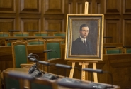La Saeima a reçu un portrait de Zigfrīds Anna Meierovics  en cadeau  