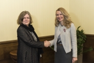 Inese Lībiņa-Egnere pateicas Islandes vēstniecei par ieguldījumu abu valstu sadarbības veicināšanā