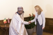 Inese Lībiņa-Egnere Saeimā sveic jauno Mali vēstnieku