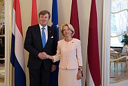 Ināra Mūrniece welcomes the King of the Netherlands to the Saeima