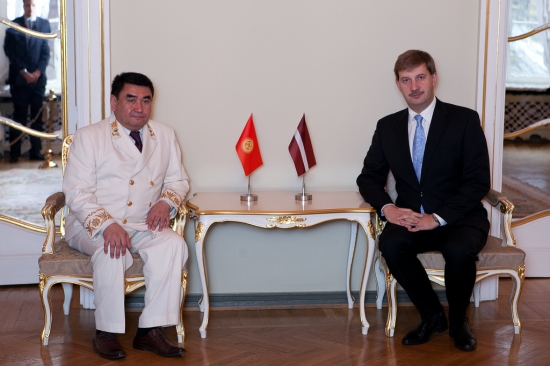 Saeimā viesojas Kirgizstānas vēstnieks