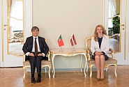 Inese Lībiņa-Egnere ar Portugāles vēstnieku pārrunā ciešākas parlamentārās sadarbības iespējas
