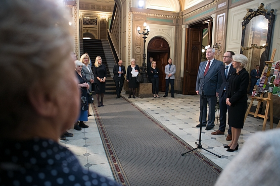 Latvijas Pensionāru federācijas dāvanas pasniegšana Saeimai valsts simtgadē
