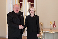 Ināra Mūrniece atvadās no Svētā Krēsla nuncija Latvijā
