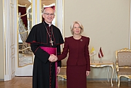 Ināra Mūrniece tiekas ar jauno Svētā Krēsla nunciju Latvijā