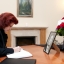 Āboltiņa Čehijas vēstniecībā parakstās līdzjūtības grāmatā