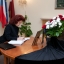 Āboltiņa Čehijas vēstniecībā parakstās līdzjūtības grāmatā