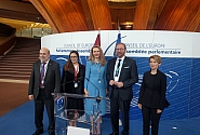 La responsable de la délégation de Lettonie auprès de l’APCE inaugure, à Strasbourg, l’exposition consacrée au 30e anniversaire de la Voie balte  