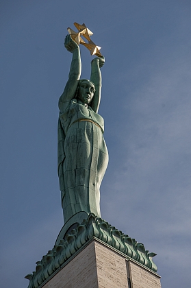 Ināra Mūrniece noliek ziedus pie Brīvības pieminekļa