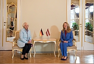 Inese Lībiņa-Egnere ar Vācijas Bundestāga deputāti pārrunā parlamentārā dialoga lomu sadarbības stiprināšanā