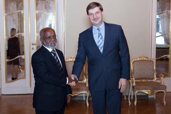 Andrejs Klementjevs tiekas ar Angolas vēstnieku