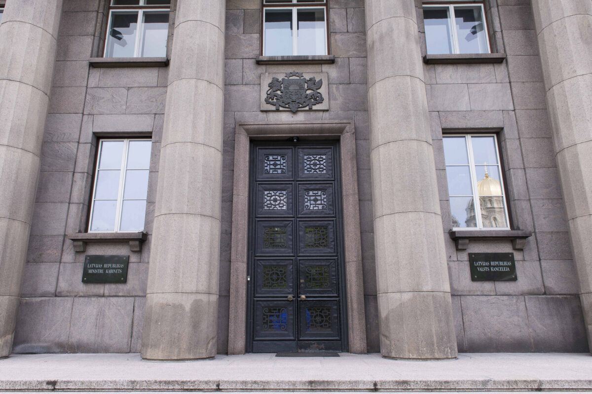 Saeima “iesaldē” valdības locekļu algas